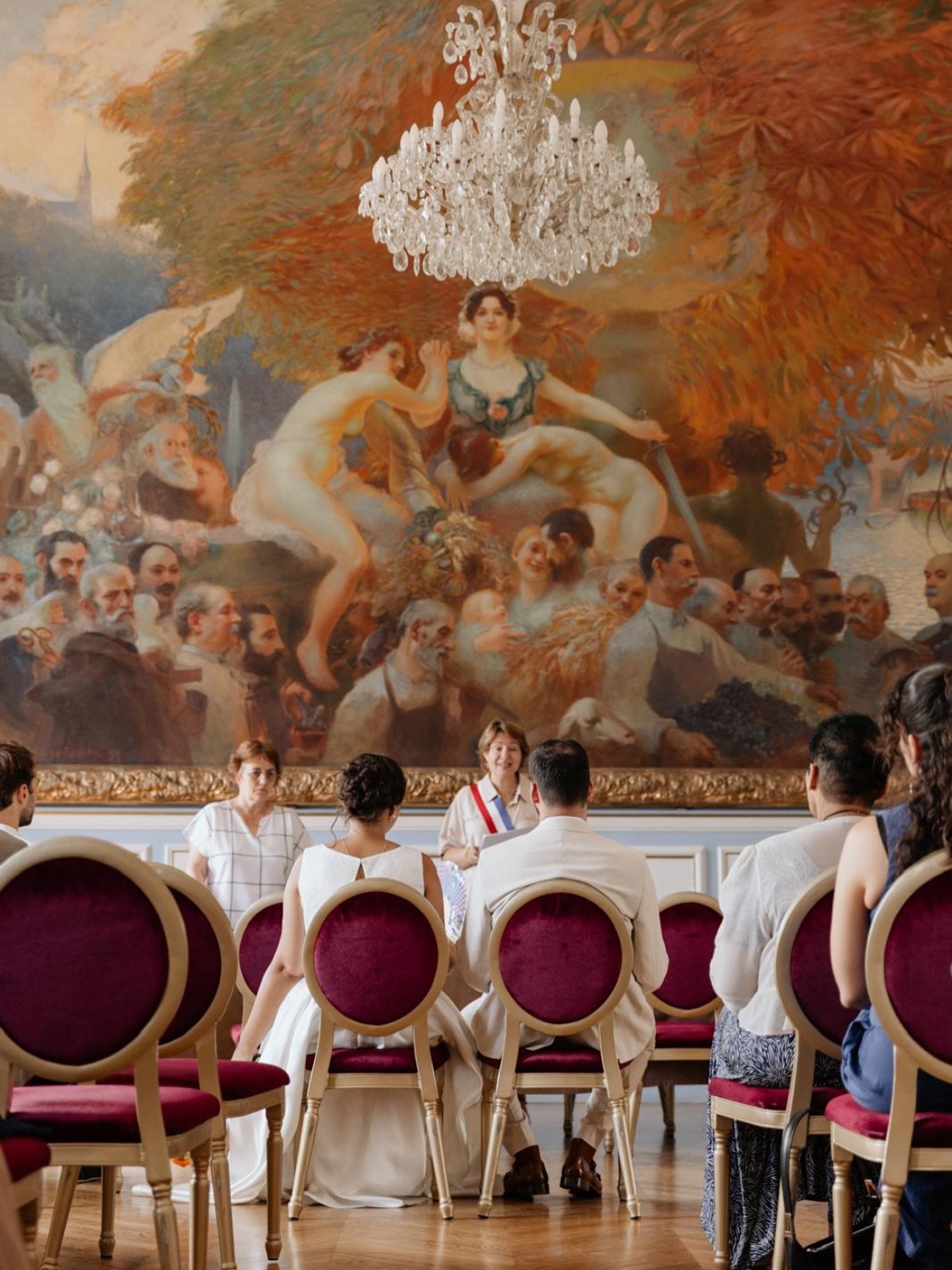 Un décor incroyable, une cérémonie pleine de rires et d’émotions, et deux personnes qui écrivent leur histoire. ✨
C’est ça que j’aime photographier : la vraie vie, la joie.

Mariage E&S - Juin 2025

🇬🇧
An incredible setting, a ceremony filled with laughter and emotions, and two people writing their story. ✨
That’s what I love to capture: real life, real joy.

Wedding of E&S, June 2025
@villedesaintcloud 

#photographemariage #mariagefrance #weddingphotographer #frenchwedding #mariage2026 #franceweddingphotographer #weddingmoments #justmarried #weddingceremony #weddingdayvibes #artandlove #realmoments #storytellingphotography #weddingdetails #frenchvenues #cityhallwedding #mariagemairie #destinationweddingfrance #documentaryweddingphotographer #photographeparis