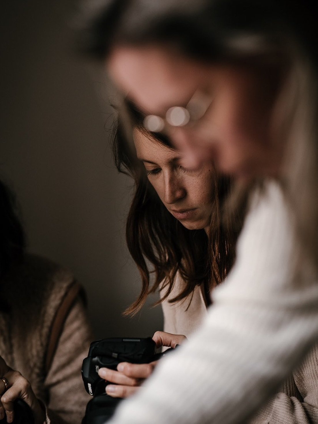 Mais quand va-t-elle reprendre en main sa communication sur Instagram ? 

La dame elle ne sait pas trop car elle s’est laissée embarquer dans la folie de la saison des mariages et vu qu’elle est très exigeante, elle a du mal à publier sur les réseaux. MAIS elle va se reprendre en main !
(La dame c’est moi - oui je fais partie de ces gens qui parle d’eux à la 3eme personne quand ils craquent 😂 ). 

Donc : entre les derniers mariages de la saison, les édits, la reprise des séances portraits / maternité, et la reprise des photos scolaires, (sans compter la vie, en fait) l’agenda est très chargé jusqu’à mi-octobre. 

Actuellement ma tête ressemble à cette photo, un visage doux et avenant de photographe concentrée 🙄

Promis je reviens, j’ai plein de belles choses à vous montrer et je vais essayer d’être régulière cette fois ci ! (Tu le vois le planning insta et le tableur Excel ? Il est pas loin d’être terminé). 

Alors dites-moi : qu’avez vous le plus envie de voir ici dans les prochaines semaines ?

📸 @cajouetmimosa