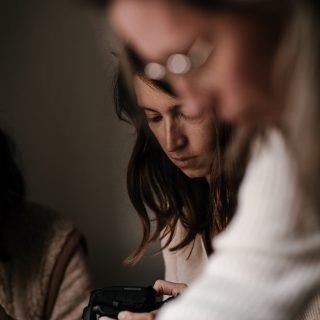 Mais quand va-t-elle reprendre en main sa communication sur Instagram ? 

La dame elle ne sait pas trop car elle s’est laissée embarquer dans la folie de la saison des mariages et vu qu’elle est très exigeante, elle a du mal à publier sur les réseaux. MAIS elle va se reprendre en main !
(La dame c’est moi - oui je fais partie de ces gens qui parle d’eux à la 3eme personne quand ils craquent 😂 ). 

Donc : entre les derniers mariages de la saison, les édits, la reprise des séances portraits / maternité, et la reprise des photos scolaires, (sans compter la vie, en fait) l’agenda est très chargé jusqu’à mi-octobre. 

Actuellement ma tête ressemble à cette photo, un visage doux et avenant de photographe concentrée 🙄

Promis je reviens, j’ai plein de belles choses à vous montrer et je vais essayer d’être régulière cette fois ci ! (Tu le vois le planning insta et le tableur Excel ? Il est pas loin d’être terminé). 

Alors dites-moi : qu’avez vous le plus envie de voir ici dans les prochaines semaines ?

📸 @cajouetmimosa