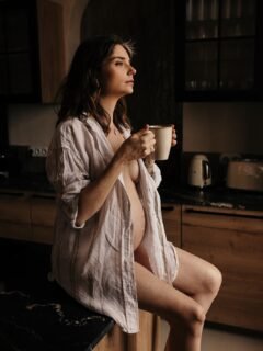 🍂 L’automne s’installe doucement… le retour des matinées cosy, des plaids, des tasses fumantes, et aussi des séances maternité & famille qui reprennent leur place dans mon quotidien.
La saison des mariages bat encore son plein, les derniers mariages sont mi-octobre et j’alterne entre tri, retouches, et séances mais j’aime déjà sentir ce relais vers des moments plus intimistes, à la maison, au cœur de vos histoires.

📸 Ces instants suspendus, tendres et vrais, c’est aussi ça qui me fait vibrer.

⸻

🍂 Autumn is slowly arriving… bringing back cozy mornings, warm drinks, and the tenderness of maternity & family sessions.
Wedding season isn’t over yet (my editing queue surely knows it 😅), but I already feel the gentle transition towards more intimate stories, captured at home, in your everyday moments.

📸 Honest, tender memories like these are what make my heart beat faster.

#photographematernité #photographefamille #photographelifestyle #grossesse2025 #seancematernité #familyphotographer #maternityphotography #motherhoodunplugged #homephotoshoot #momentslikethese #souvenirsdefamille #everydaystories #photographefamilleparis #photographevincennes #photographevaldemarne

@julieaudmo