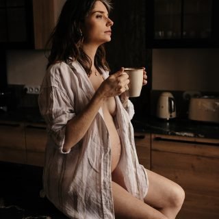 🍂 L’automne s’installe doucement… le retour des matinées cosy, des plaids, des tasses fumantes, et aussi des séances maternité & famille qui reprennent leur place dans mon quotidien.
La saison des mariages bat encore son plein, les derniers mariages sont mi-octobre et j’alterne entre tri, retouches, et séances mais j’aime déjà sentir ce relais vers des moments plus intimistes, à la maison, au cœur de vos histoires.

📸 Ces instants suspendus, tendres et vrais, c’est aussi ça qui me fait vibrer.

⸻

🍂 Autumn is slowly arriving… bringing back cozy mornings, warm drinks, and the tenderness of maternity & family sessions.
Wedding season isn’t over yet (my editing queue surely knows it 😅), but I already feel the gentle transition towards more intimate stories, captured at home, in your everyday moments.

📸 Honest, tender memories like these are what make my heart beat faster.

#photographematernité #photographefamille #photographelifestyle #grossesse2025 #seancematernité #familyphotographer #maternityphotography #motherhoodunplugged #homephotoshoot #momentslikethese #souvenirsdefamille #everydaystories #photographefamilleparis #photographevincennes #photographevaldemarne

@julieaudmo