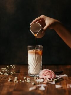 Avant de plonger pleinement dans l’automne et les boissons réconfortantes, un dernier iced latte pour dire au revoir à l’été 🍂

Before diving fully into autumn and its cozy drinks, one last iced latte to say goodbye to summer 🍁

⸻

#foodphotography #foodstyling #foodstories #coffeephotography #stilllifephotography #fromabove #coffeelovers #slowliving #foodiegram #parisphotographer #lifestylephotography #frenchlifestyle #visualstorytelling #artofslowliving #momentsofmine #moodygrams #coffeevibes #seasonalshift #slowlifeparis #photographeparis #photographeculinaireparis #lifestylephotographerparis #photographevincennes #photographevaldemarne 

Workshop @cajouetmimosa