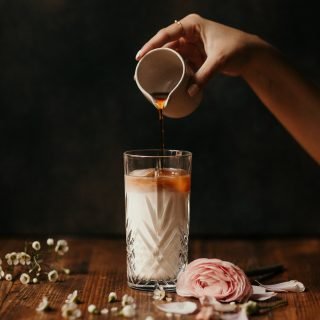 Avant de plonger pleinement dans l’automne et les boissons réconfortantes, un dernier iced latte pour dire au revoir à l’été 🍂

Before diving fully into autumn and its cozy drinks, one last iced latte to say goodbye to summer 🍁

⸻

#foodphotography #foodstyling #foodstories #coffeephotography #stilllifephotography #fromabove #coffeelovers #slowliving #foodiegram #parisphotographer #lifestylephotography #frenchlifestyle #visualstorytelling #artofslowliving #momentsofmine #moodygrams #coffeevibes #seasonalshift #slowlifeparis #photographeparis #photographeculinaireparis #lifestylephotographerparis #photographevincennes #photographevaldemarne 

Workshop @cajouetmimosa