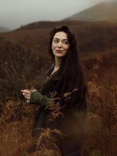 Inspired by the quiet beauty of Scotland, its mist, its colours, and the feeling of stepping into another time.

Here are a few pictures from a portrait session in the Scottish landscape, a small Outlander-inspired moment we created together with the lovely @julianna_karaman 🍂

Portée par la beauté silencieuse de l’Écosse, sa brume, ses couleurs, cette impression de traverser le temps.
Quelques images d’une séance réalisée avec la belle @julianna_karaman au cœur des paysages écossais, inspirée de la série Outlander, comme une parenthèse hors du temps. 

.
.
.

 @canonfrance @dirtybootsandmessyhair @unscriptedphotographers 

#portraitphotographer #frenchphotographer 
#fineartportrait #naturallightphotography 
#storytellingphotography #editorialportrait 
#softtones #cinematicportrait #scotlandphotography #scottishhighlands 
#visitscotland #scotlandlandscape 
#scottishmood #outlanderinspired #outlandervibes 
#mistymorning #earthytones #moodytones 
#brumeetpaysage #naturelovers #jamiefraser #jamieandclaire #clairefraser #clairefrasercosplay #unscriptedphotographers #canonfrance #dbmhpresets