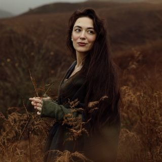 Inspired by the quiet beauty of Scotland, its mist, its colours, and the feeling of stepping into another time.

Here are a few pictures from a portrait session in the Scottish landscape, a small Outlander-inspired moment we created together with the lovely @julianna_karaman 🍂

Portée par la beauté silencieuse de l’Écosse, sa brume, ses couleurs, cette impression de traverser le temps.
Quelques images d’une séance réalisée avec la belle @julianna_karaman au cœur des paysages écossais, inspirée de la série Outlander, comme une parenthèse hors du temps. 

.
.
.

 @canonfrance @dirtybootsandmessyhair @unscriptedphotographers 

#portraitphotographer #frenchphotographer 
#fineartportrait #naturallightphotography 
#storytellingphotography #editorialportrait 
#softtones #cinematicportrait #scotlandphotography #scottishhighlands 
#visitscotland #scotlandlandscape 
#scottishmood #outlanderinspired #outlandervibes 
#mistymorning #earthytones #moodytones 
#brumeetpaysage #naturelovers #jamiefraser #jamieandclaire #clairefraser #clairefrasercosplay #unscriptedphotographers #canonfrance #dbmhpresets