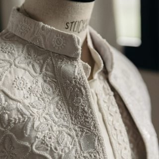 Hypnotisée par le détail des tenues de Sagar & Valeri. Difficile de regarder ailleurs.

Hypnotized by the details of Sagar & Valeri’s outfits. Hard to look away.

—

Venue : @lesdomainesdepatras 
Grooms : @sagar_ramsinghani & Valeri

#groomstyle #weddingdetails #intimateweddingfrance #frenchweddingphotographer #textures