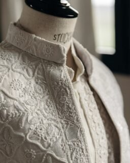 Hypnotisée par le détail des tenues de Sagar & Valeri. Difficile de regarder ailleurs.

Hypnotized by the details of Sagar & Valeri’s outfits. Hard to look away.

—

Venue : @lesdomainesdepatras 
Grooms : @sagar_ramsinghani & Valeri

#groomstyle #weddingdetails #intimateweddingfrance #frenchweddingphotographer #textures