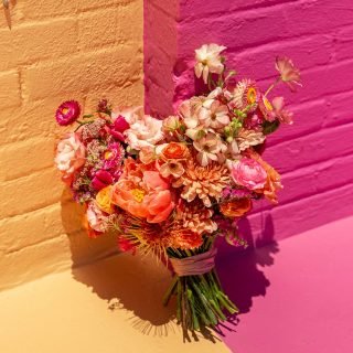 Souvenirs de Floride 🌴
quand j’ai rejoint l’équipe @bloom.shakalaka sur un coup de tête.

Une rencontre Instagram, une visio…
et deux semaines plus tard, je m’envolais seule rejoindre des inconnus de l’autre côté de l’Atlantique.

Et puis finalement, des collègues en or et surtout des amies qu’on garde 🤍

Le magnifique bouquet de mariée de @daniellesarah27 

Impossible de garder mon appareil photo bien loin… même quand je suis côté fleurs 📸

I miss my american girlies !!

Pour suivre mes aventures fleuries → @charlottemarette_fleurs

—

Florida memories 🌴
when I joined the @bloom.shakalaka team on a whim.

An Instagram connection, a video call…
and two weeks later, I was flying solo to meet strangers on the other side of the Atlantic.

And in the end, golden colleagues and most of all, friends for life 🤍

The beautiful bridal bouquet for @daniellesarah27

Turns out I can never keep my camera too far away… even when I’m on flower duty 📸

I miss my american girlies !!

To follow my floral adventures → @charlottemarette_fleurs