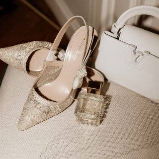 Obsessed with details 👌

—

#bridaldetails #flatlayphotography #editorialweddingphotographer #weddingphotographerparis #jadiorheels 

@dior @louisvuitton