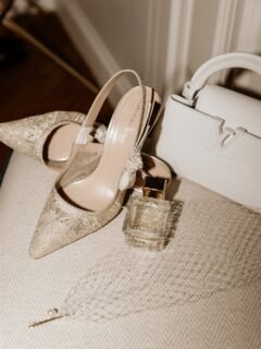 Obsessed with details 👌

—

#bridaldetails #flatlayphotography #editorialweddingphotographer #weddingphotographerparis #jadiorheels 

@dior @louisvuitton