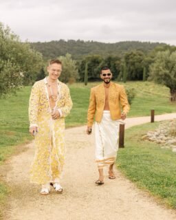 Un Haldi. Deux amoureux. Beaucoup de joie 💛
All you need is love.

Happy one year anniversary lovebirds ✨

@lesdomainesdepatras 
@sagar_ramsinghani 
@cookevents_traiteur 
@leon_cocktail_bar 
@charlottemarette 
@charlottemarette_fleurs
@maison_nans 

#frenchweddingphotographer #photographemariageparis #photographemariageprovence #photographerparis #haldiceremony