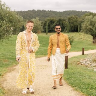 Un Haldi. Deux amoureux. Beaucoup de joie 💛
All you need is love.

Happy one year anniversary lovebirds ✨

@lesdomainesdepatras 
@sagar_ramsinghani 
@cookevents_traiteur 
@leon_cocktail_bar 
@charlottemarette 
@charlottemarette_fleurs
@maison_nans 

#frenchweddingphotographer #photographemariageparis #photographemariageprovence #photographerparis #haldiceremony