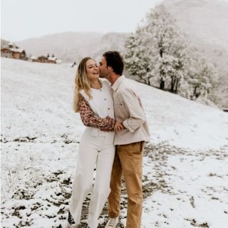 Les meilleures séances sont souvent celles avec des imprévus ❄️
De la neige en plein mois de mai… alors qu’une semaine plus tard on croule sous 30 degrés.

Des rires, des potes, une rando sous la neige et un grand shot d’air pur pour commencer la saison 🤍

Secondée par @jayyyyydeee 
.
.
.

#photographemariage #wildlovestory #dirtybootsansmessyhair #alpswedding #destinationweddingphotographer