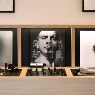 Photographier l’artisanat.

Quelques images d’une collaboration entre mon frère et un ébéniste autour de la création de ce meuble DJ sur mesure.

Y’a plus qu’à le mettre aux platines et faire la fête 🥳

@menuiseriecaramuta1997