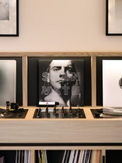 Photographier l’artisanat.

Quelques images d’une collaboration entre mon frère et un ébéniste autour de la création de ce meuble DJ sur mesure.

Y’a plus qu’à le mettre aux platines et faire la fête 🥳

@menuiseriecaramuta1997