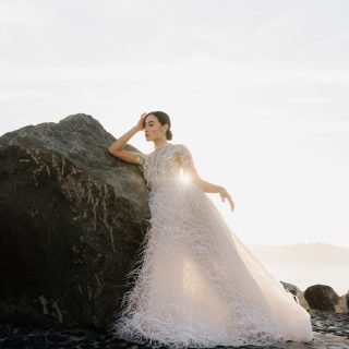En préparant les voyages des prochains mois, je suis retombée sur cette série réalisée à Santorin.

J’y étais pour les fleurs, mais entre deux installations, je n’ai pas résisté à l’envie de sortir le boîtier quelques minutes pour créer ces images.

Je n’arrive toujours pas à croire que je ne les avais jamais publiées ici.

Still one of my favourite editorials.
More of this in 2027. ✨

Creative Workshop @anthologyworkshops
Photography @charlottemarette 
Dress @madebride
Hair @katya.valentinahair
Makeup @jennyojomua @juliarta.santo
Design @anthologyworkshops
Accessories @coralie.jewellery
Models @qichen_hu
Venue @lecielsantorini 
Hosts @beewildestudio @jennakanellakos