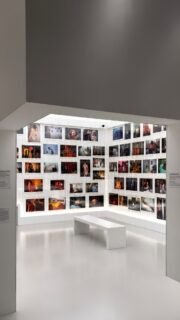 Si vous êtes à Paris en août, allez voir Fragile Beauté au Jeu de Paume.

Une exposition de plus de 300 photographies issues de la collection privée d’Elton John et David Furnish.

Des images fortes, parfois dérangeantes, autour du désir, de l’identité, de la célébrité ou du photojournalisme, avec toujours cette même réflexion sur la force et la vulnérabilité humaines.

J’ai eu un vrai coup de cœur pour les doubles expositions.

(Petite note pratique : je n’y emmènerais ni les enfants… ni votre pote pudique. Certaines images sont particulièrement crues.)

—

If you’re in Paris this August, go and see Fragile Beauté at the Jeu de Paume.

The exhibition brings together more than 300 photographs from the private collection of Elton John and David Furnish.

Powerful, sometimes unsettling images exploring desire, identity, celebrity and photojournalism, all connected by a reflection on human strength and vulnerability.

I especially loved the double-exposure works.

(A little heads-up: I wouldn’t bring children… or your easily embarrassed friend. Some of the images are pretty explicit.)