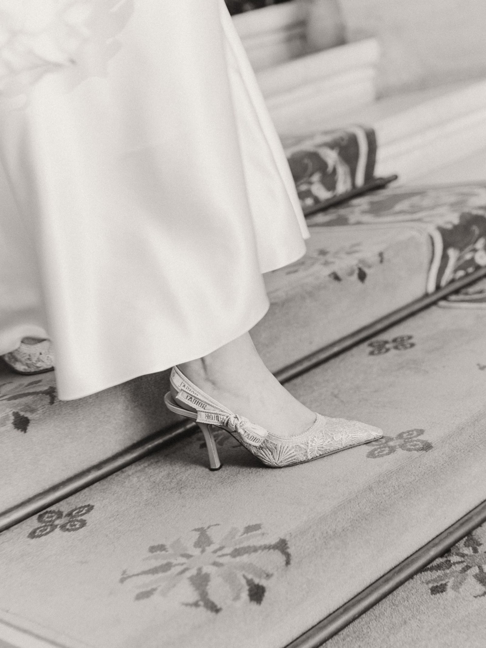 Dior forever ✨
Je crois qu’à la fin de la saison, il va vraiment falloir faire un récap de vos plus belles chaussures.
On me taquine souvent avec mon obsession des détails… mais honnêtement, celles-ci méritaient bien leur moment.

#jadiorheels #diorfrance