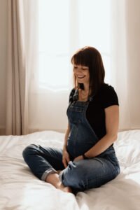 Maternity photo inside apartment cosy and classy