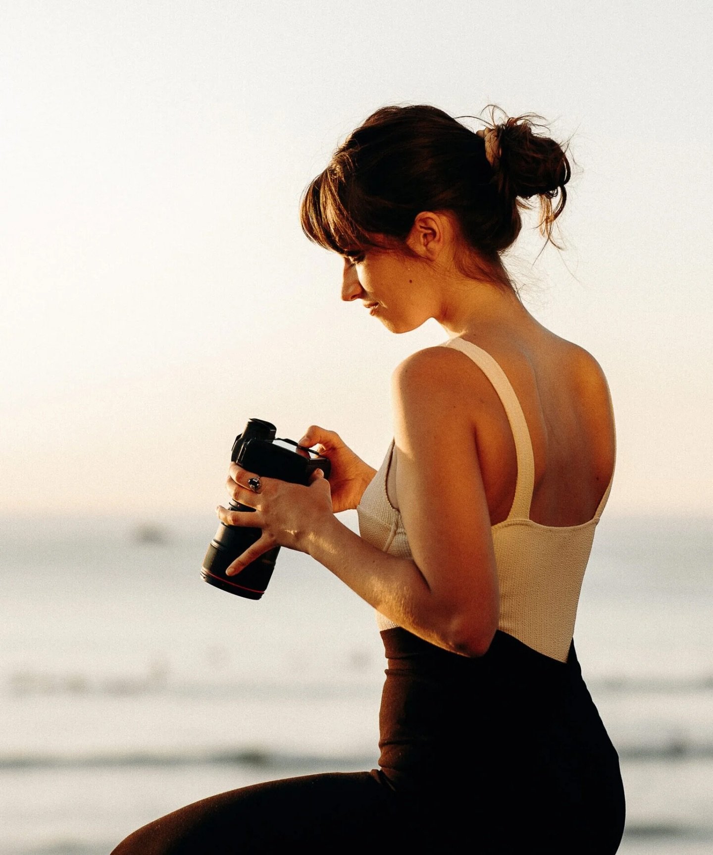 Une année de plus ✨
Toujours à observer, créer, raconter vos histoires…
Et à dire « juste une dernière photo » bien trop souvent !

Merci d’être là 🤍

Photo par @melody_barabe (en attendant notre prochaine séance)