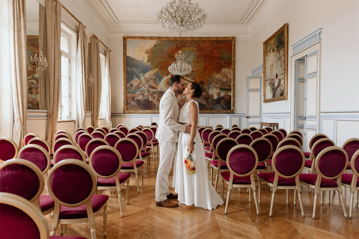 Quand la salle des mariages ressemble à ça,
ne comptez pas sur moi pour partir juste après votre cérémonie ! 

Les beautés @eva_bellefleurlski @seboulski 

-

#weddingphotographer #photographemariageparis #mariagecivilparis #frenchphotographer #cityhallwedding