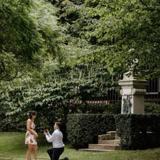 “Hey, I need your help for a surprise.”

C’est comme ça que ce projet a commencé.

Quelques messages plus tard, je découvrais le plan.

Ils sont américains.

Elle devait faire escale à Paris avant de rejoindre sa sœur en Europe. Lui était censé être au travail… mais a pris un avion deux heures avant elle pour la surprendre (et miser sur le fait qu’aucun vol n’aurait de retard 😅).

Direction le Jardin du Luxembourg.

Un petit mensonge bien ficelé, une bague dans la poche… et une Charlotte photographe cachée derrière les arbres.

Il y a des missions qui sortent un peu de l’ordinaire.

Celle-ci en faisait clairement partie. 🤍

.
.
.

“Hey, I need your help for a surprise.”

That’s how this story began.

A few messages later, I discovered the plan.

They’re both American.

She had a layover in Paris before joining her sister in Europe. He was supposed to be at work… but instead, he boarded a flight two hours before hers to surprise her (and put a lot of faith in both flights being on time 😅).

Destination: the Jardin du Luxembourg.

A well-crafted little lie, a ring in his pocket… and a Charlotte-photographer hiding behind the trees.

Some assignments are a little more out of the ordinary than others.

This was definitely one of them. 🤍