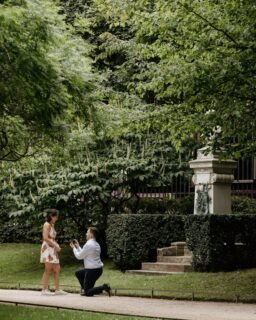 “Hey, I need your help for a surprise.”

C’est comme ça que ce projet a commencé.

Quelques messages plus tard, je découvrais le plan.

Ils sont américains.

Elle devait faire escale à Paris avant de rejoindre sa sœur en Europe. Lui était censé être au travail… mais a pris un avion deux heures avant elle pour la surprendre (et miser sur le fait qu’aucun vol n’aurait de retard 😅).

Direction le Jardin du Luxembourg.

Un petit mensonge bien ficelé, une bague dans la poche… et une Charlotte photographe cachée derrière les arbres.

Il y a des missions qui sortent un peu de l’ordinaire.

Celle-ci en faisait clairement partie. 🤍

.
.
.

“Hey, I need your help for a surprise.”

That’s how this story began.

A few messages later, I discovered the plan.

They’re both American.

She had a layover in Paris before joining her sister in Europe. He was supposed to be at work… but instead, he boarded a flight two hours before hers to surprise her (and put a lot of faith in both flights being on time 😅).

Destination: the Jardin du Luxembourg.

A well-crafted little lie, a ring in his pocket… and a Charlotte-photographer hiding behind the trees.

Some assignments are a little more out of the ordinary than others.

This was definitely one of them. 🤍