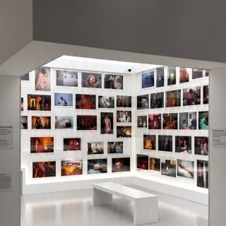 Si vous êtes à Paris en août, allez voir Fragile Beauté au Jeu de Paume.

Une exposition de plus de 300 photographies issues de la collection privée d’Elton John et David Furnish.

Des images fortes, parfois dérangeantes, autour du désir, de l’identité, de la célébrité ou du photojournalisme, avec toujours cette même réflexion sur la force et la vulnérabilité humaines.

J’ai eu un vrai coup de cœur pour les doubles expositions.

(Petite note pratique : je n’y emmènerais ni les enfants… ni votre pote pudique. Certaines images sont particulièrement crues.)

—

If you’re in Paris this August, go and see Fragile Beauté at the Jeu de Paume.

The exhibition brings together more than 300 photographs from the private collection of Elton John and David Furnish.

Powerful, sometimes unsettling images exploring desire, identity, celebrity and photojournalism, all connected by a reflection on human strength and vulnerability.

I especially loved the double-exposure works.

(A little heads-up: I wouldn’t bring children… or your easily embarrassed friend. Some of the images are pretty explicit.)